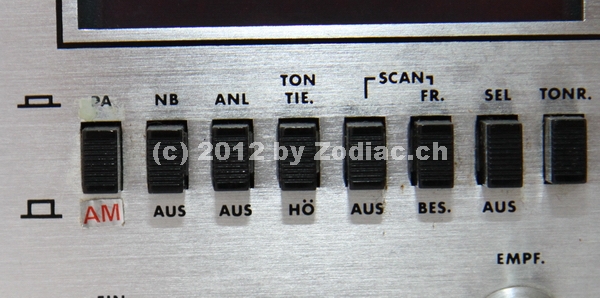 Zodiac Diplomat 12 AM/FM Detail
Typ:CB-Gerät
Frequenz:27.005-27.135 MHz
Kanäle:12
Modulationsart:AM/FM
Leistung:0.5 W
Hergestellt ab: 	1978
Sonstiges: Der PA-Schalter wurde zum AM/FM Schalter umfunktioniert
Schlüsselwörter: Zodiac Diplomat 12 AM/FM Detail