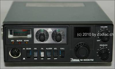Zodiac M-5006FM
Typ:CB-/ Betriebsfunkgerät
Frequenz:26.900-31.000 MHz
Kanäle:6
Modulationsart:AM/FM
Leistung:3,5 Watt
Hergestellt ab: 1981
Schlüsselwörter: Zodiac M-5006 FM